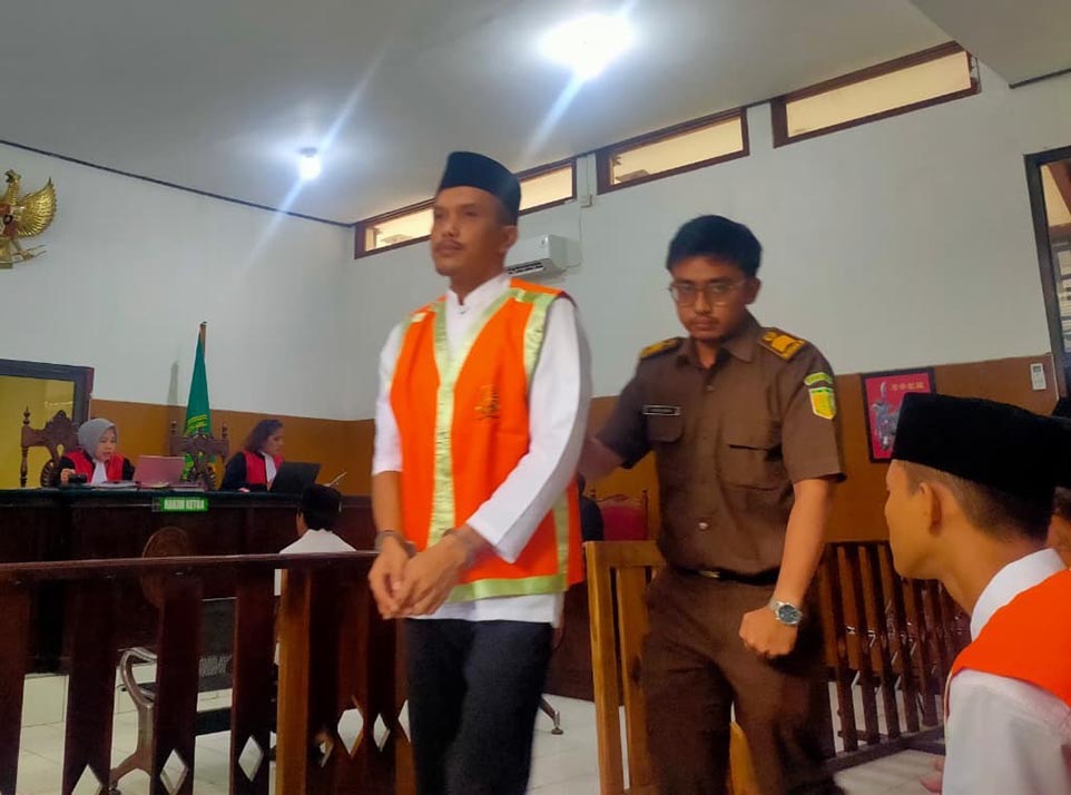 JALANI SIDANG: Muhammad Irsyadul Ibat menjalani persidangan di Pengadilan Negeri Lamongan. (IST/RDR.LMG)