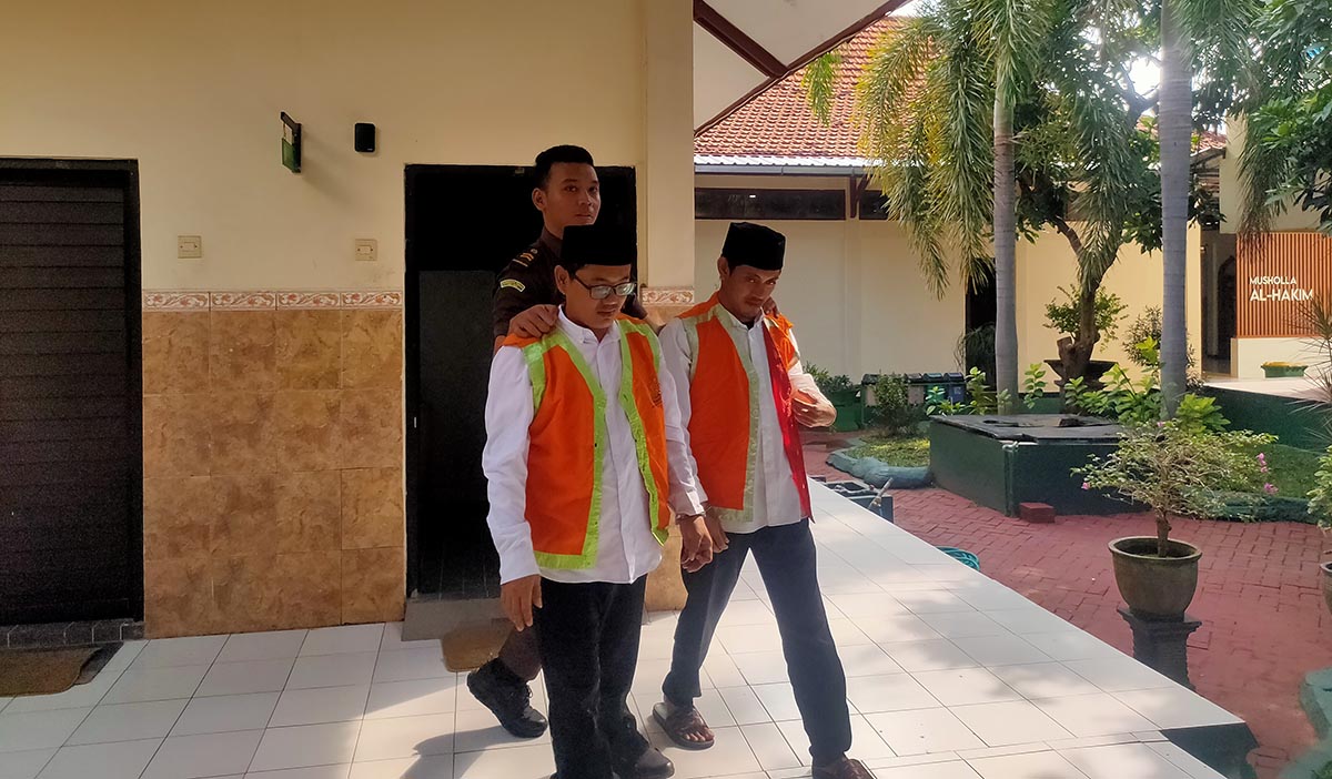 DITUNTUT DELAPAN TAHUN: Amin Yaqin dan Guyuh Citaorwa menjalani persidangan di Pengadilan Negeri Lamongan. (IST/RDR.LMG)
