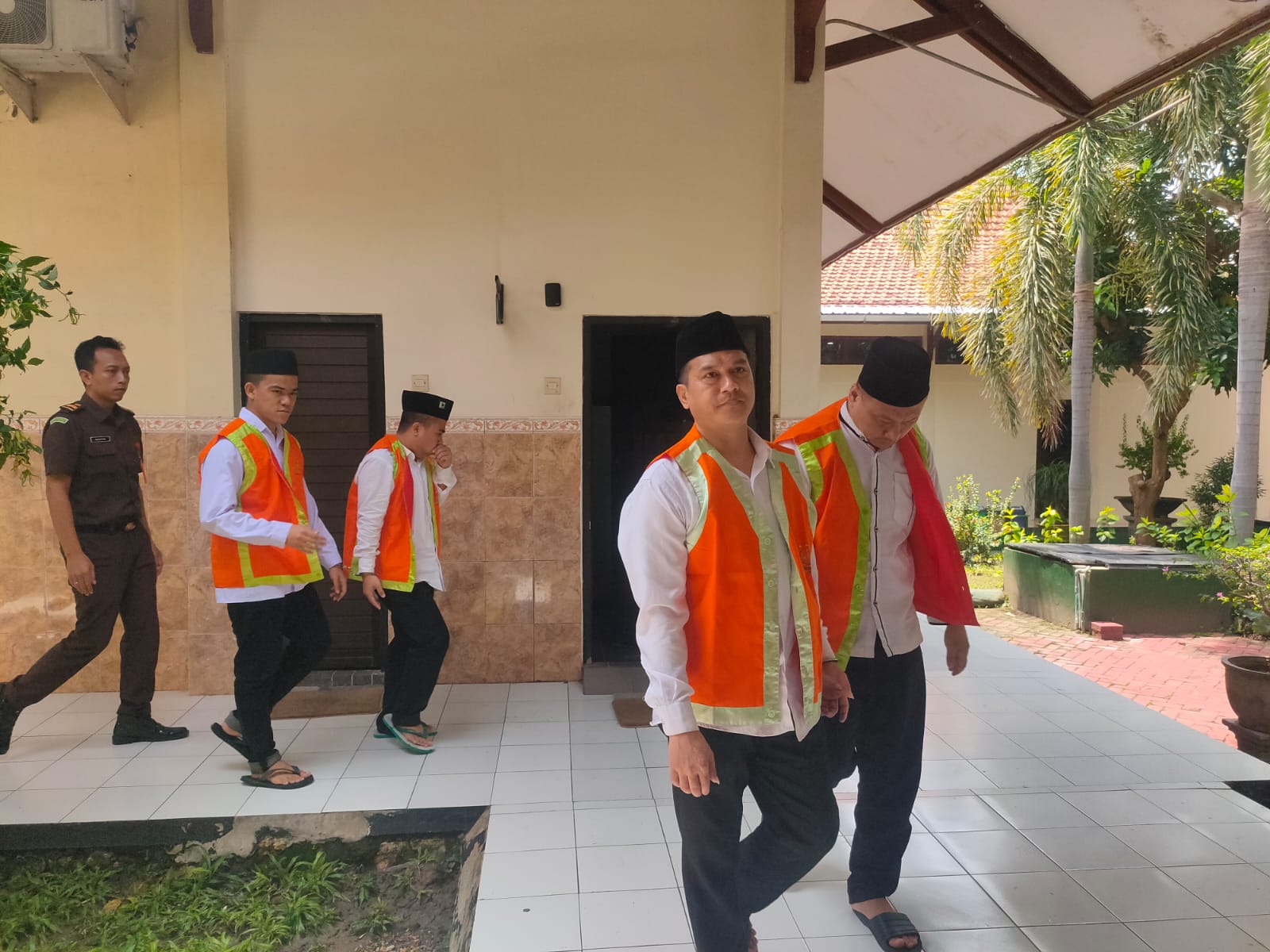 MEMOHON KERINGANAN: Empat terdakwa pencurian asal Lampung dengan modus ganjal ATM menjalani sidang di PN Lamongan.