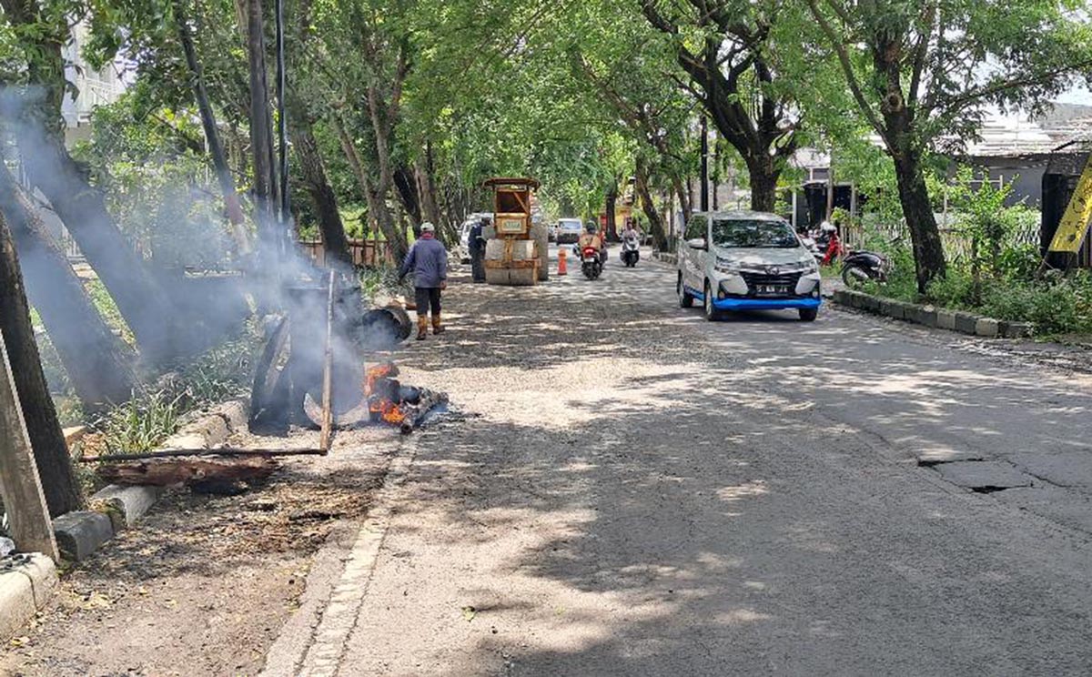 PEMELIHARAAN: Jalan Veteran dilakukan pemeliharaan karena ada kemiringan dan berlubang. (GAMAL A/RDR.LMG)
