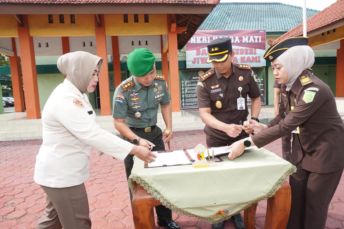 KERJA SAMA:  Penandatanganan perjanjian kerja sama (PKS) antara Kodim 0812 Lamongan dan Kejaksaan Negeri Lamongan. (GAMAL A/RDR.LMG)