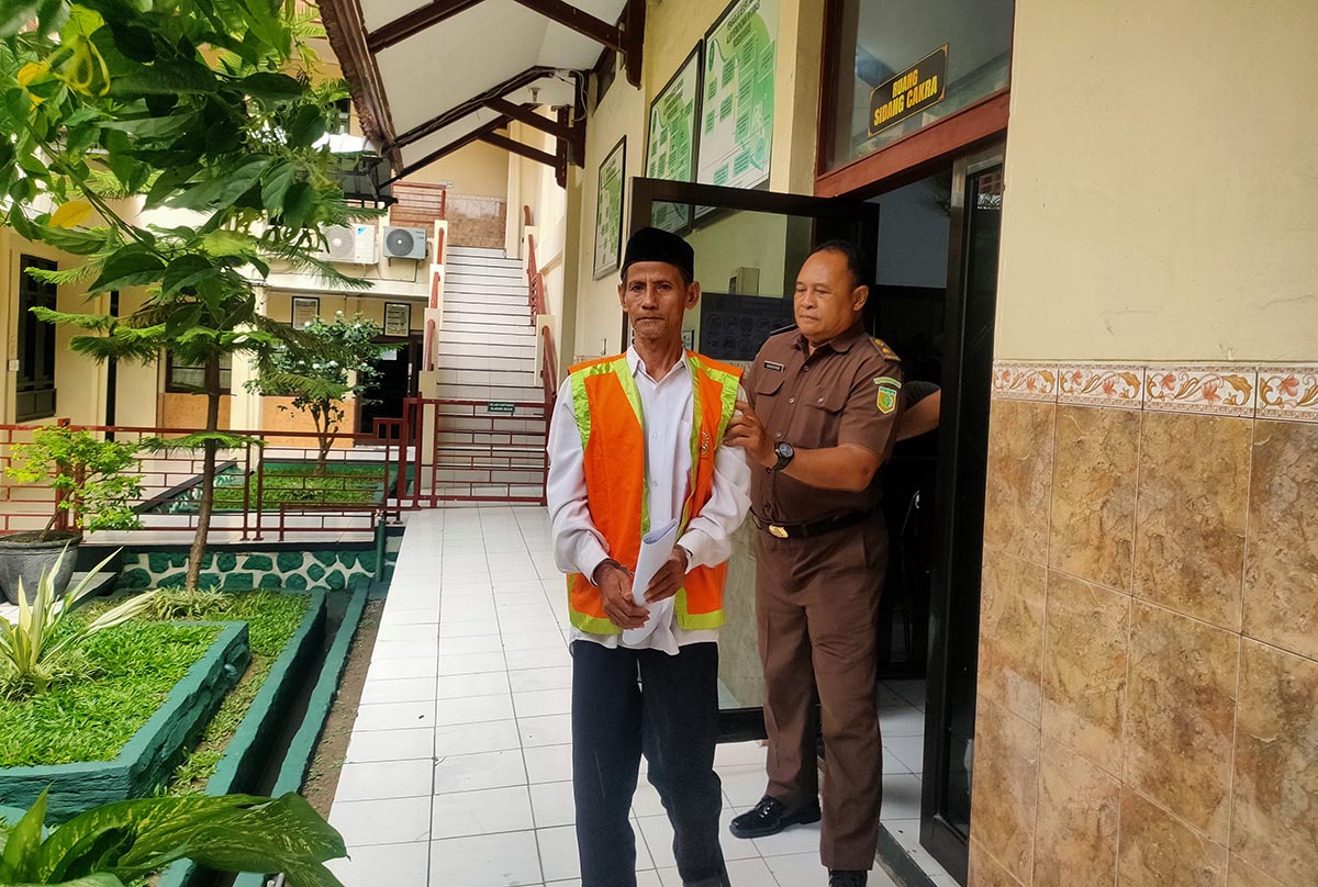 DIVONIS SATU TAHUN: Su&rsquo;udin alias Jhon di Pengadilan Negeri Lamongan. Dia dinyatakan terbukti menganiaya seorang kakek. (IST/RDR.LMG)