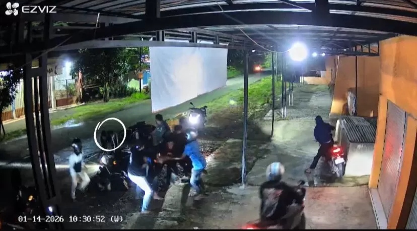 TEREKAM CCTV : Aksi pengeroyokan di wilayah Kecamatan Balongpanggang terekam CCTV di sekitar lokasi kejadian. (Ist/Radar Gresik)