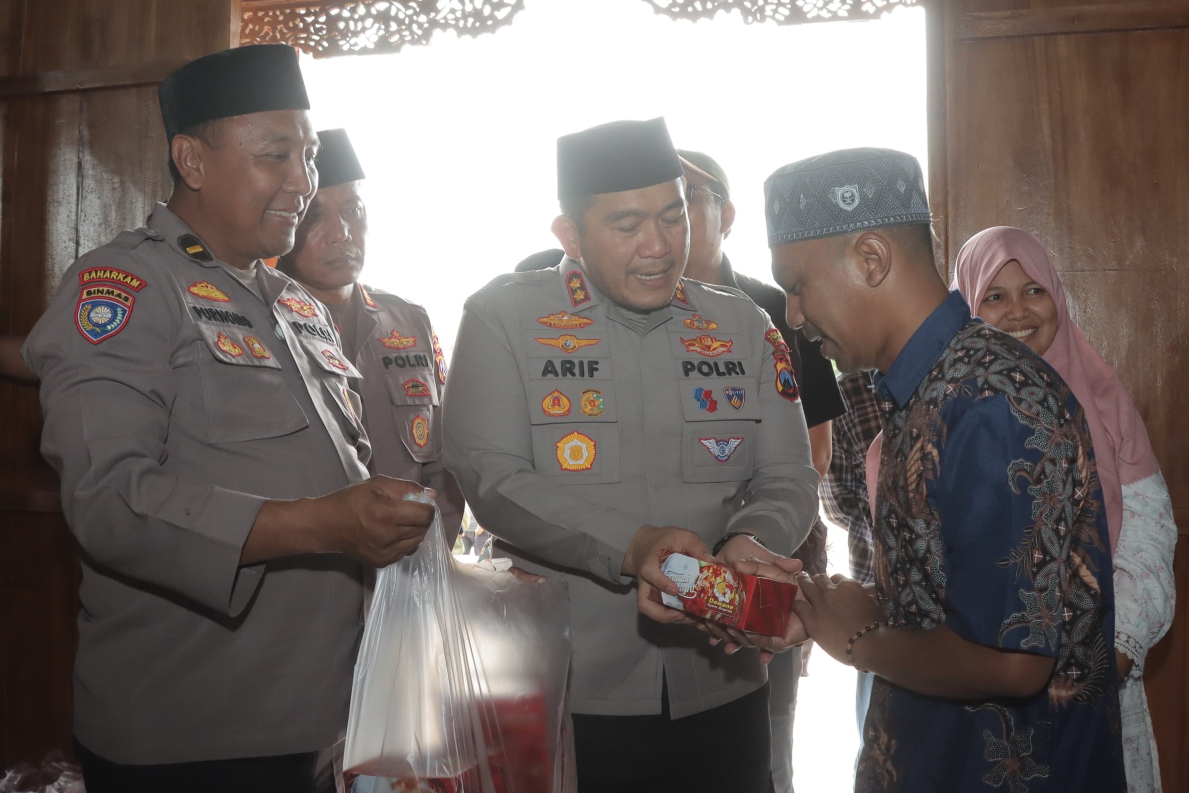 Kapolres Lamongan AKBP Arif Fazlurrahman mengunjungi wisma milik Ipda Purnomo di Desa Nguwok, Kecamatan Modo, Jumat (23/1).