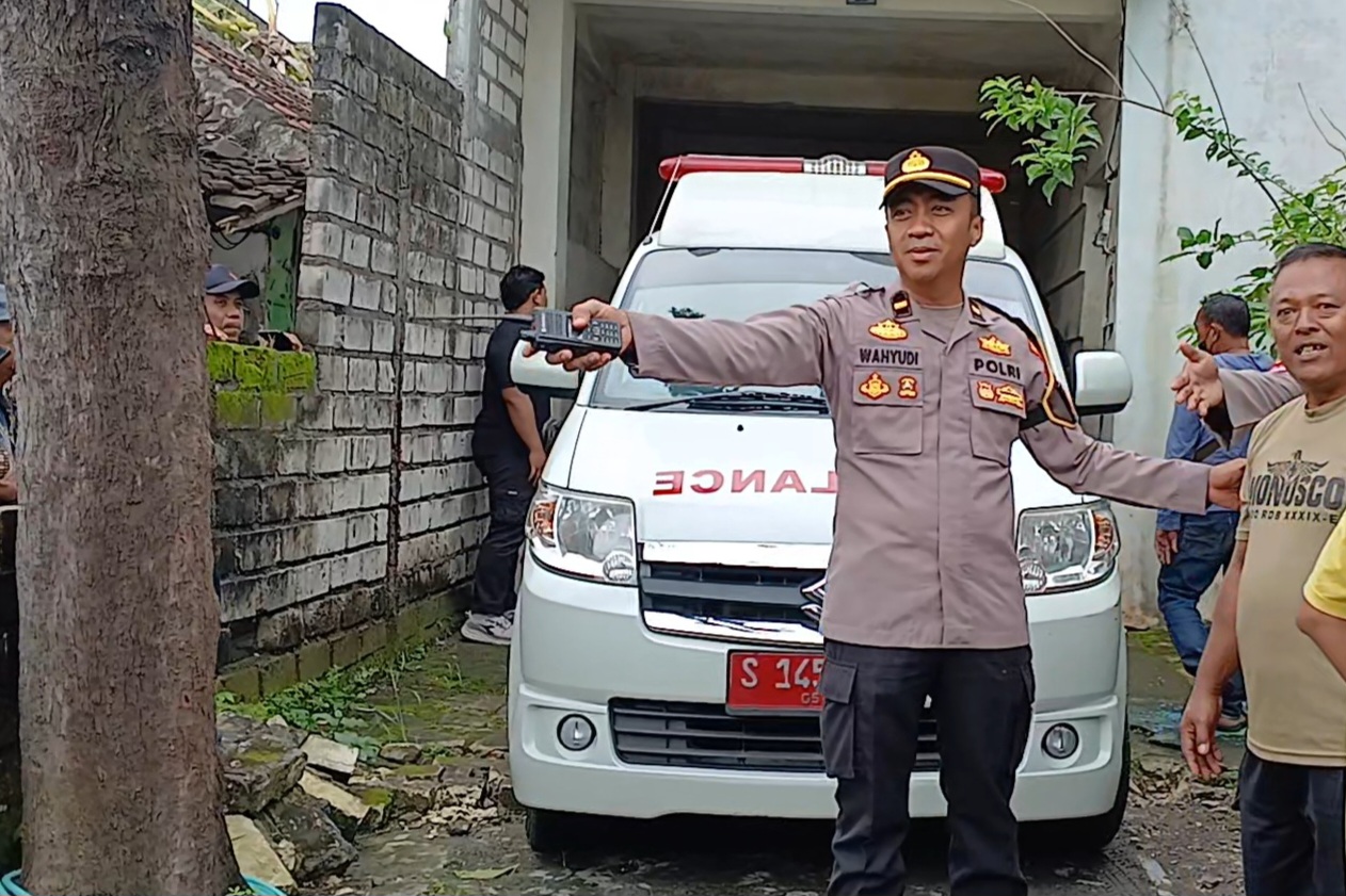 Petugas kepolisian mengamankan lokasi kejadian saat proses oleh TKP di Sukodadi, Lamongan, Jumat (23/1) pagi.