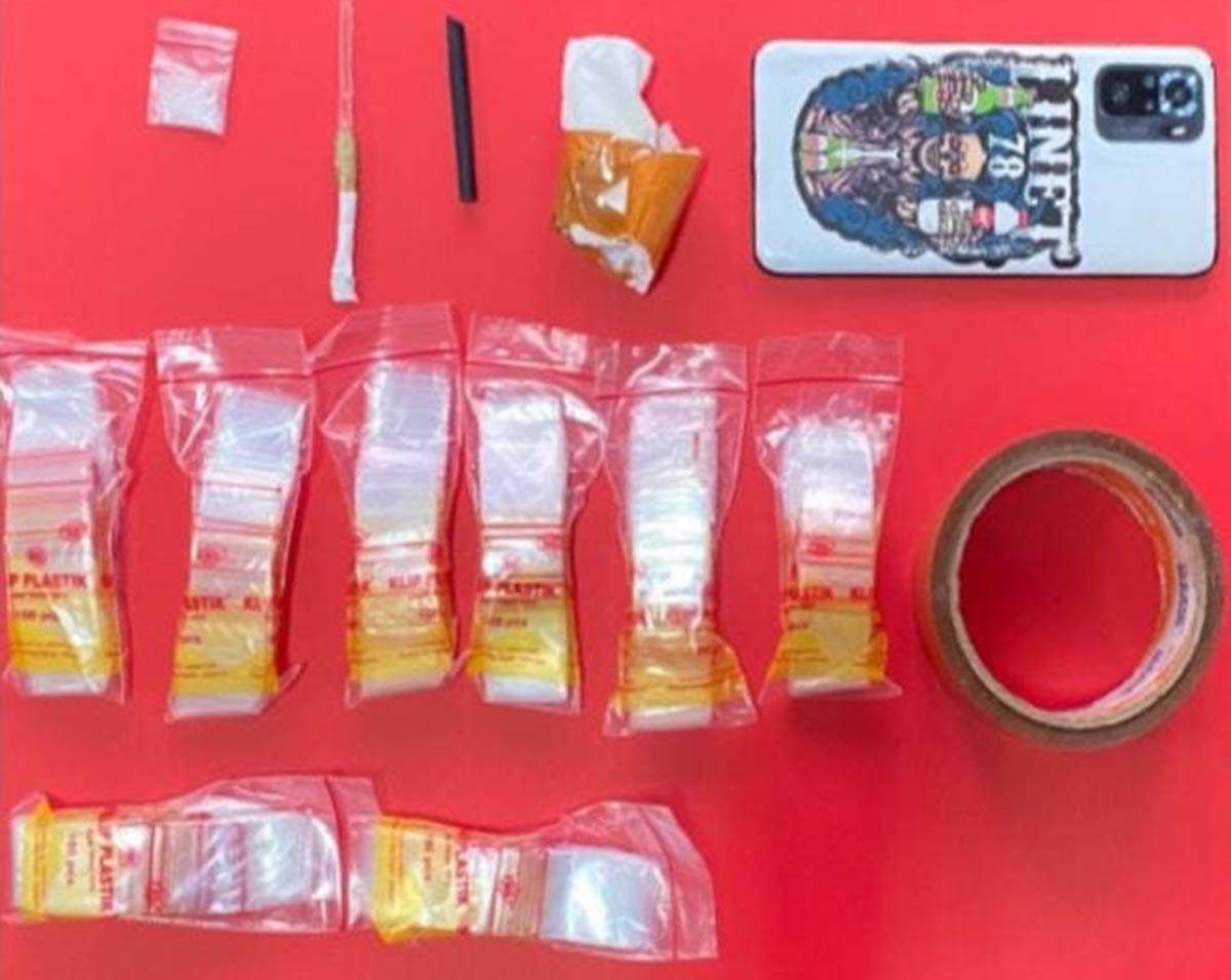 BARANG BUKTI: Sabu, HP, dan isolasi yang diamankan dari tersangka Hari Sugiono. (IST/RDR.LMG)