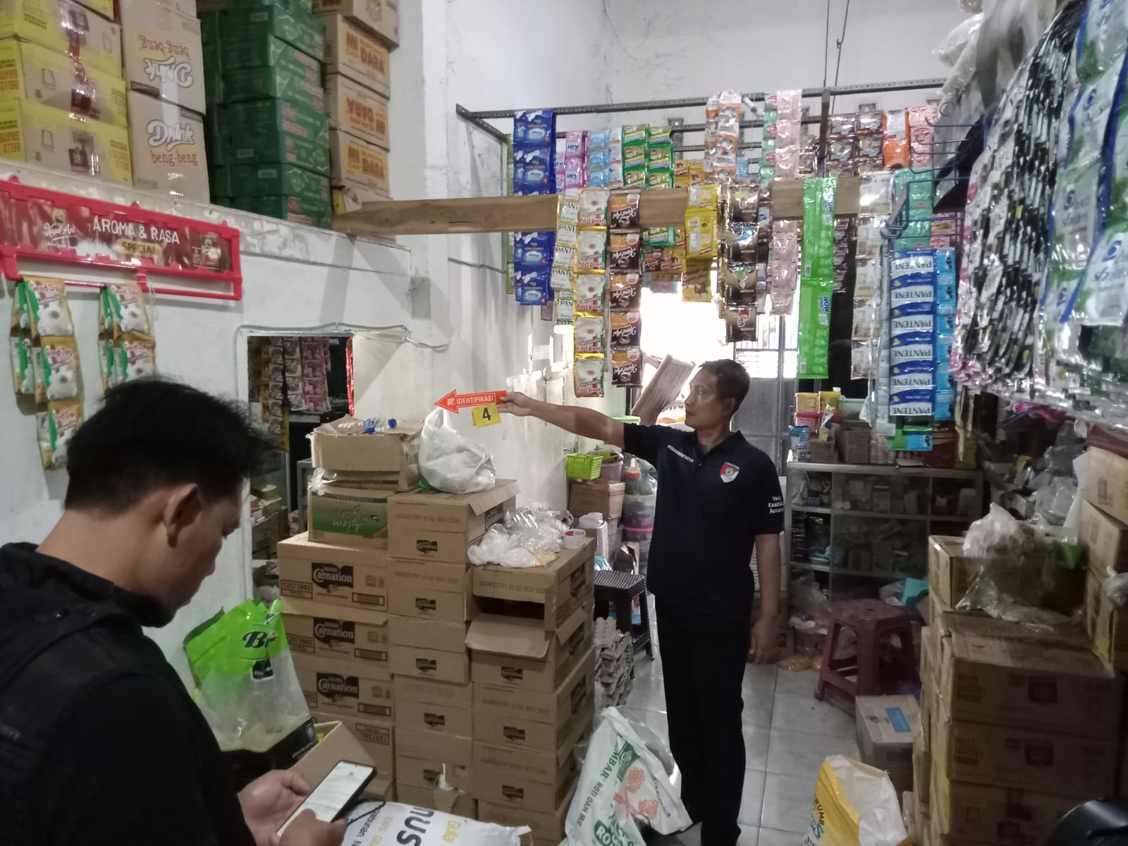 Petugas melakukan olah TKP pembobolan toko klontong di Desa Tlanak, Kecamatan Kedungpring, Jumat (23/1).