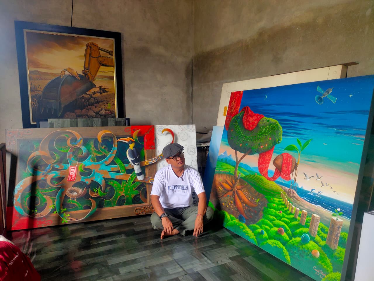 SARAT MAKNA: Beberapa karya yang ditunjukkan Camil Hady tentang kritikan rusaknya alam akibat industri.
