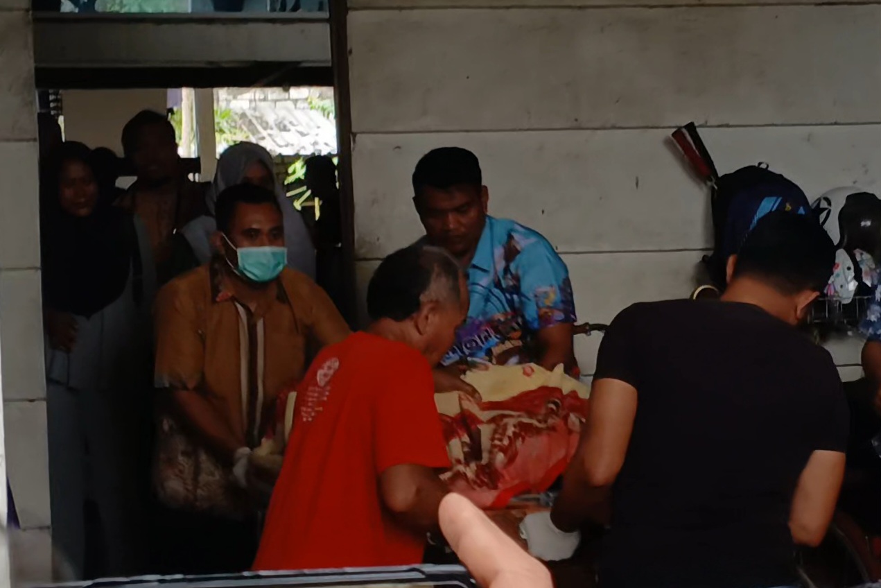 Motif pembunuhan guru seni yang dilakukan oleh ayah kandungnya masih didalami oleh petugas Polres Lamongan.