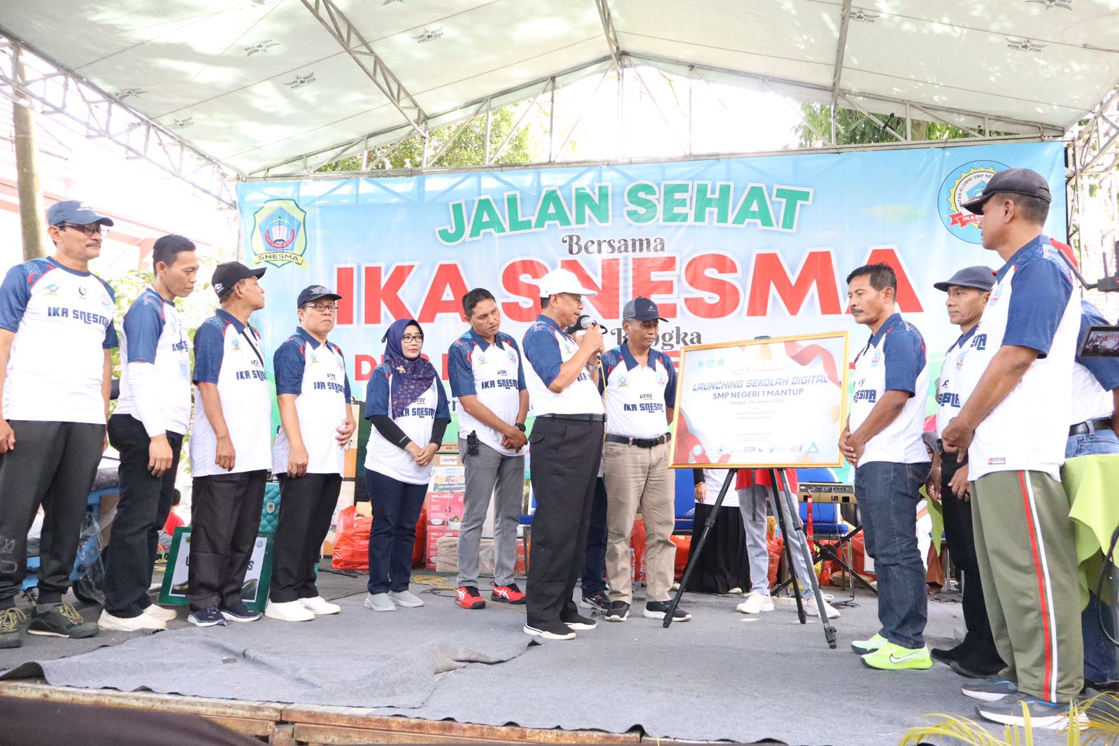 INOVATIF: Peluncuran Sekolah Digital di SMP Negeri Mantup yang ditandai dengan penandatanganan oleh Kepala Dinas Pendidikan Lamongan Shodikin.