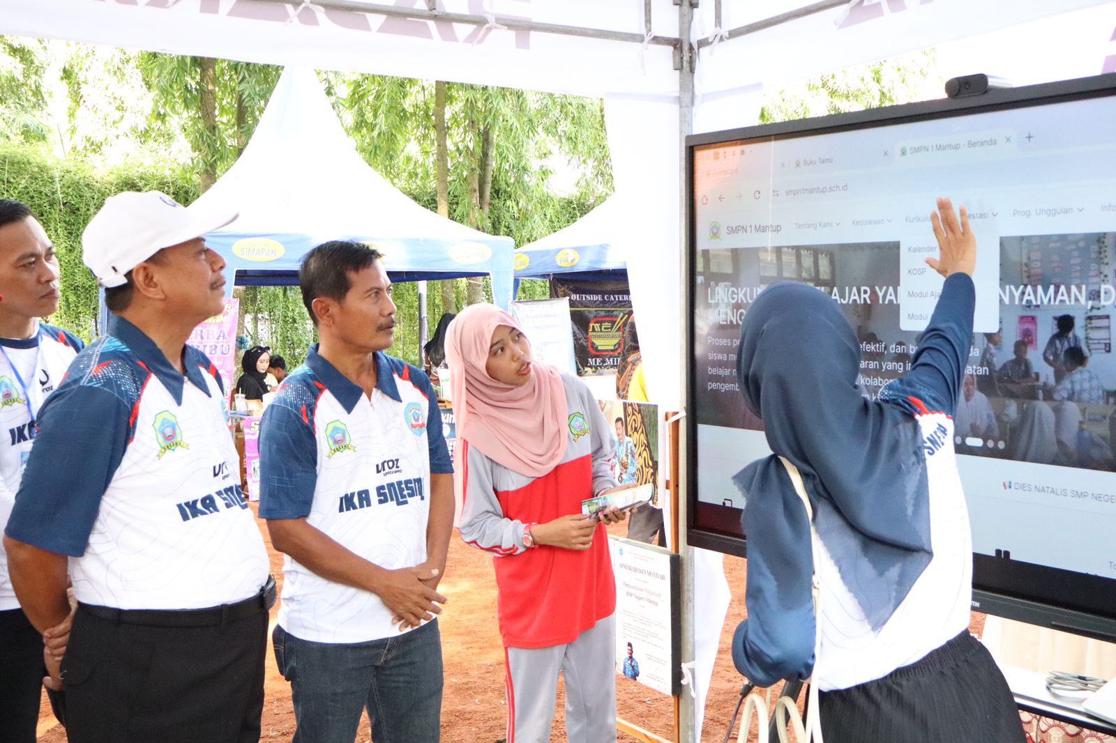 BERKEMBANG: Kepala Dinas Pendidikan Kabupaten Lamongan Shodikin didampingi Kepala SMP Negeri 1 Mantup Safiudin, saat melihat langsung platform digital yang dimiliki SMP Negeri 1 Mantup.