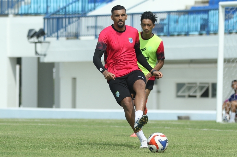 ALAMI CEDERA: Daniel Goncalves mengalami cedera kepala saat Persela ditaklukkan PSIS dengan skor 1-0.