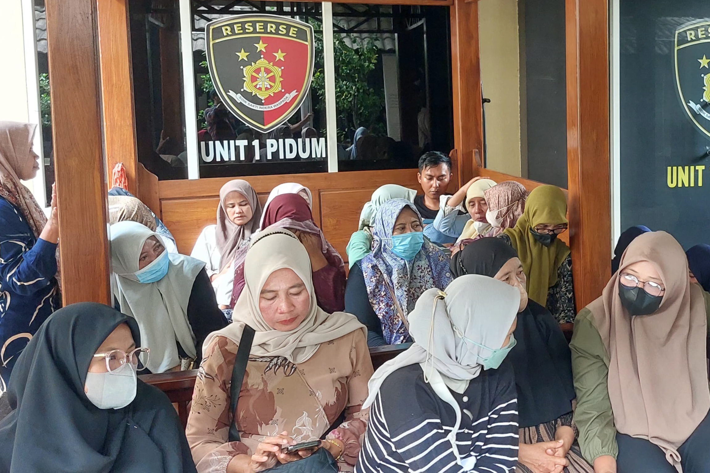 Puluhan nasabah salah satu koperasi mendatangi Mapolres Lamongan, untuk membuat laporan.