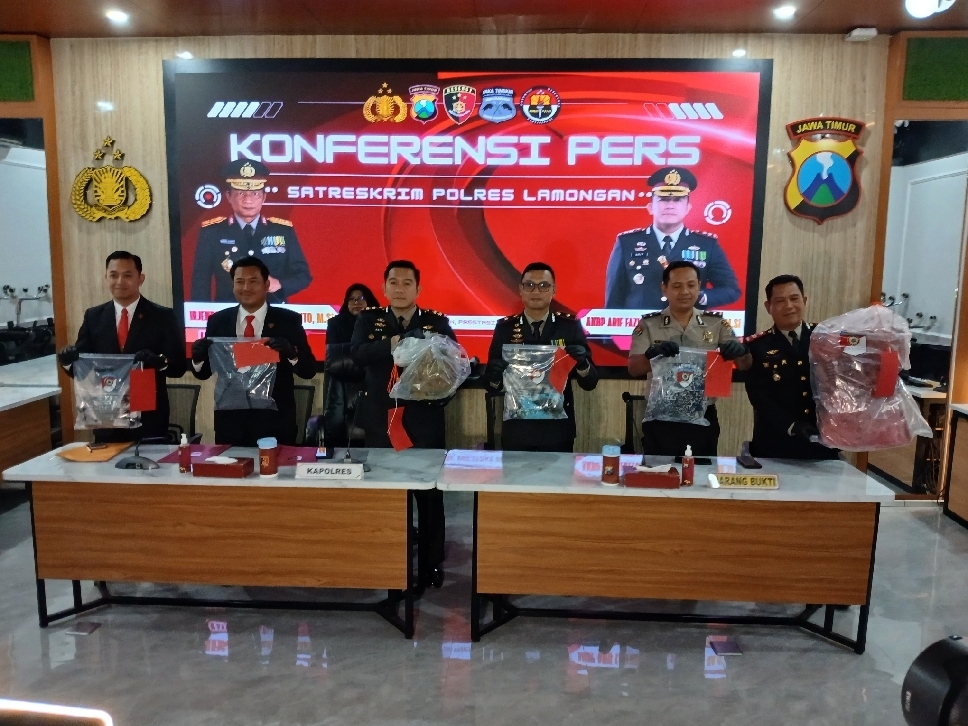 Kapolres Lamongan, AKBP Arif Fazlurrahman, beserta jajaran menunjukkan barang bukti kasus pembunuhan.