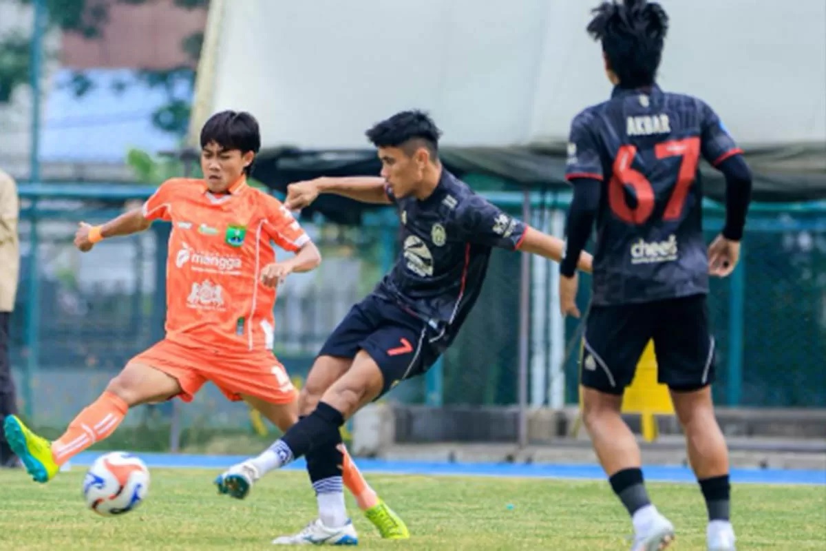 DIKAWAL KETAT: Winger Persekabpas Edy Wardan (oranye) di lapangan Pasiran, Minggu (25/1) sore. Persekabpas  lolos ke perempat final. (Foto: Persekabpas for Jawa Pos Radar Bromo)