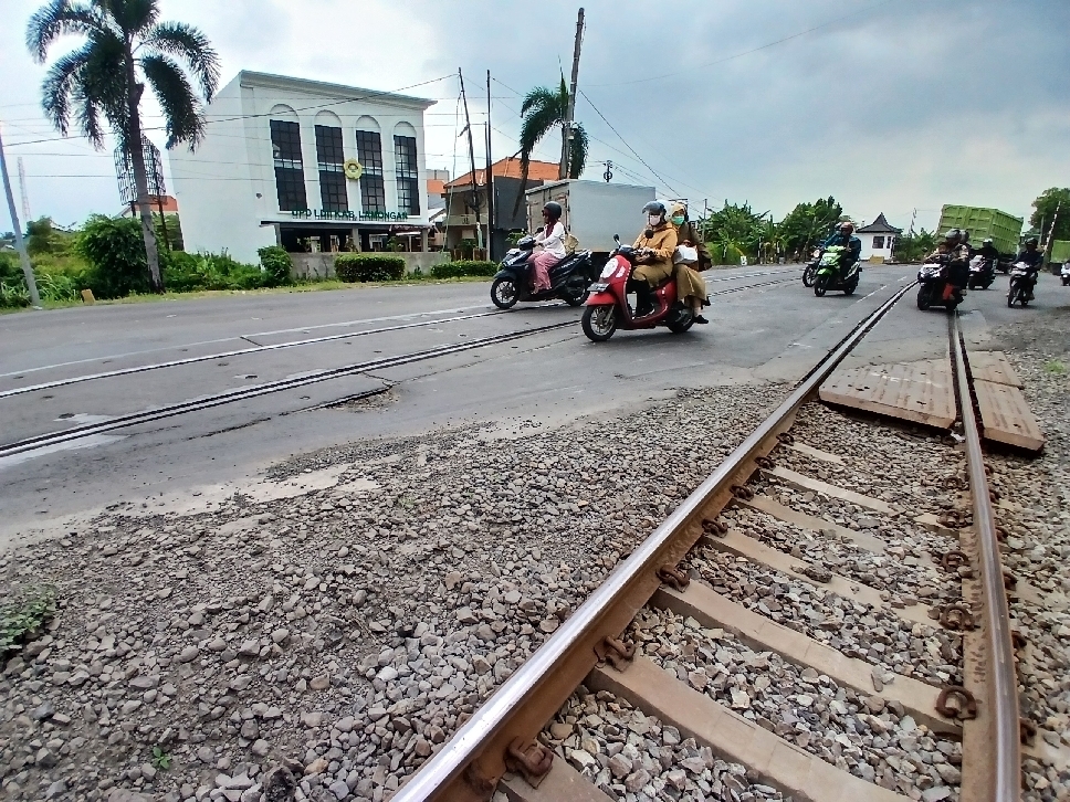 RAWAN TERPELESET: Petugas kepolisian mengimbau kepada pengendara roda dua agar hati-hati saat melintas di jalan nasional saat hujan.