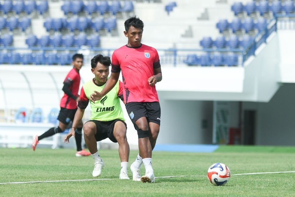 CARI ALTERNATIF: Adam Maulana dipastikan absen saat melawan Persipal akibat hukuman akumulasi kartu.