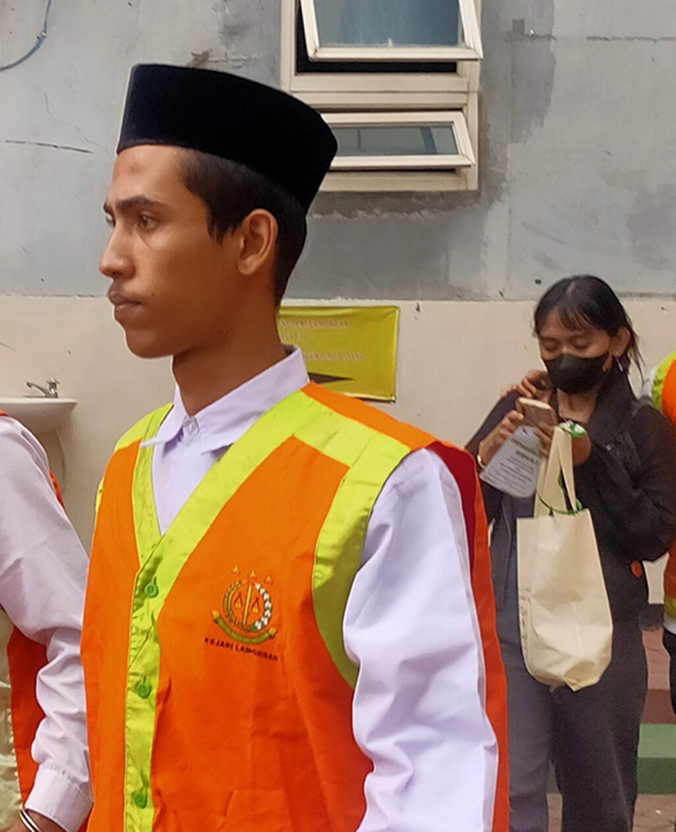 DITUNDA: Nur Komari saat berjalan di Pengadilan Negeri Lamongan. Dia menjadi terdakwa kasus dugaan peredaran sabu &ndash; sabu. (IST/RDR.LMG)