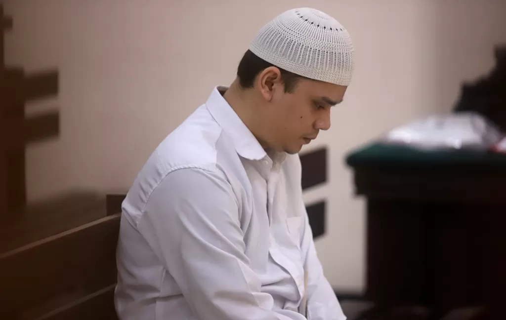 KEBERATAN: Terdakwa kasus pembunuhan disertai mutliasi kepada kekasihnya sendiri, Alvi Maulana saat menjalani sidang di Pengadilan Negeri Mojokerto, kemarin (26/1). (Sofan Radar Mojokerto)
