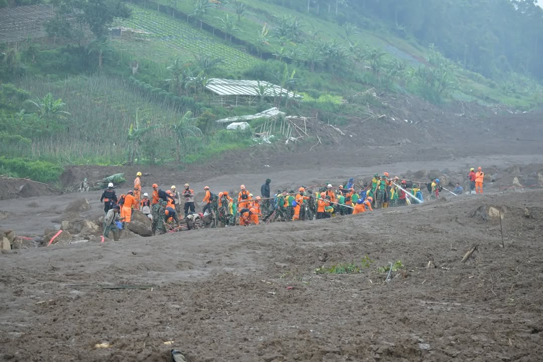 Bencana Longsor terjadi di Desa Pasirlangu, Kecamatan Cisarua, Kabupaten Bandung Barat, Sabtu (24/1).