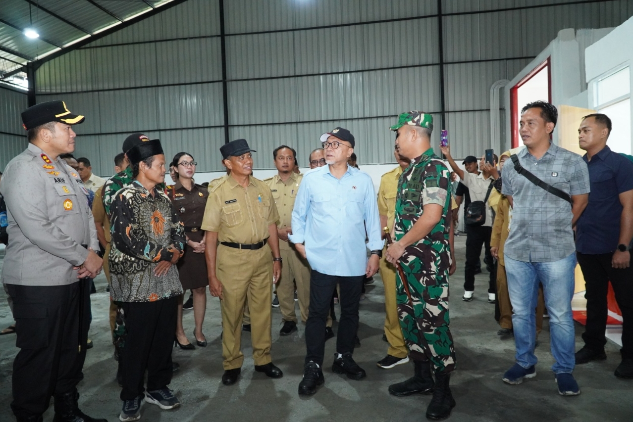 Menko Pangan Zulkifli Hasan saat mengunjungi KDKMP Doyomulyo, Kecamatan Kembangbahu didampingi jajaran Forkopimda Lamongan.