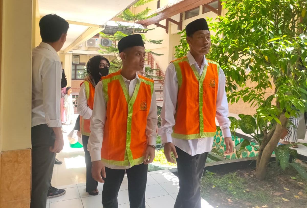 DIVONIS LIMA TAHUN: Dwi Moh Fachri dan Baihaki menjalani sidang di PN Lamongan karena kasus peredaran sabu &ndash; sabu. (IST/RDR.LMG)