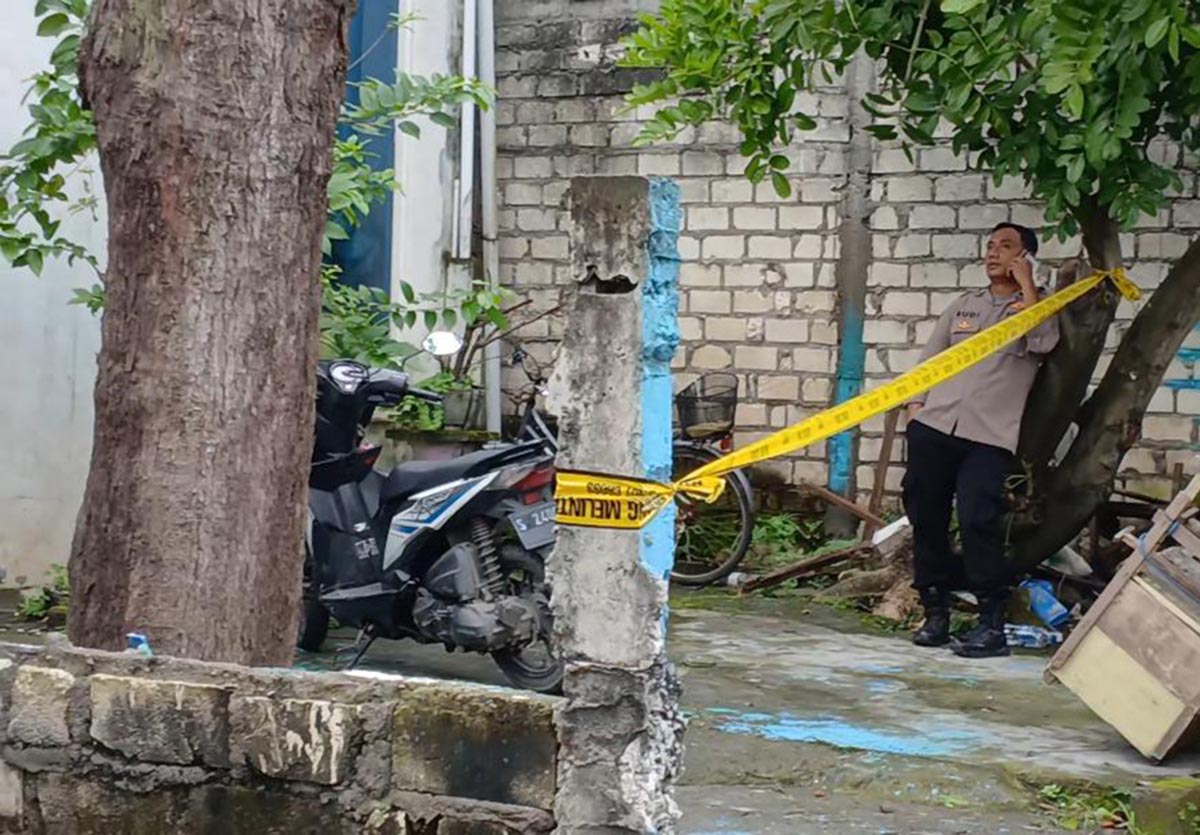 BAKAL DIREKA ULANG: Pita polisi yang terpasang di rumah Sumarto yang menjadi korban pembunuhan oleh ayahnya di Desa Sidogembul, Kecamatan Sukodadi. (ANJAR DWI PRADIPTA/RDR.LMG)