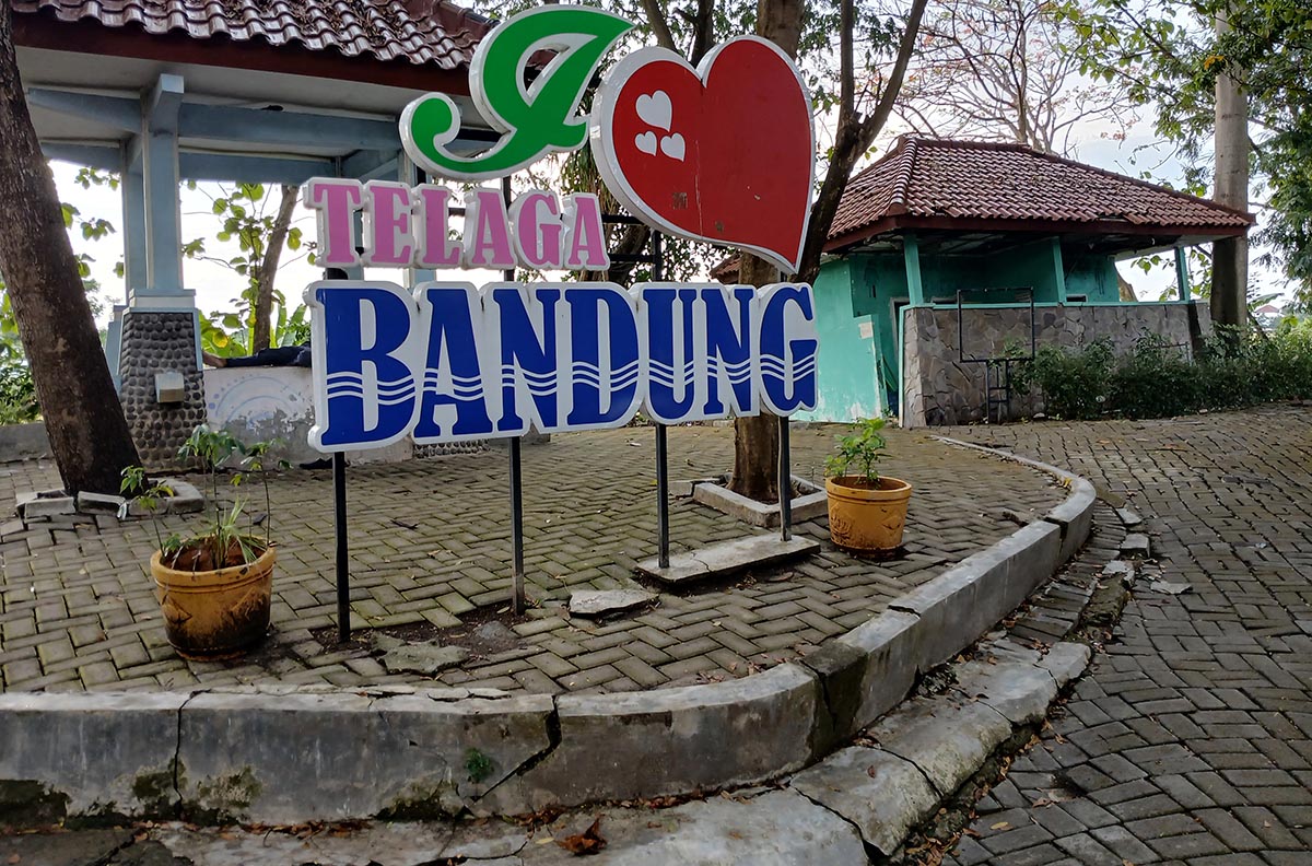 DAPAT ANGGARAN PEMELIHARAAN: Paving di telaga Bandung yang rusak bakal diperbaiki tahun ini. Selain itu, di sekitar telaga juga ada penambahan lampu. (ANJAR DWI PRADIPTA/RDR.LMG)
