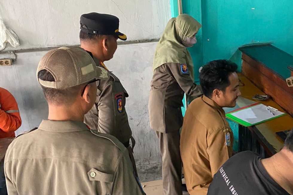 Petugas Satpol PP Lamongan intens melakukan razia terhadap ASN yang berada di luar kantor pada jam kerja.