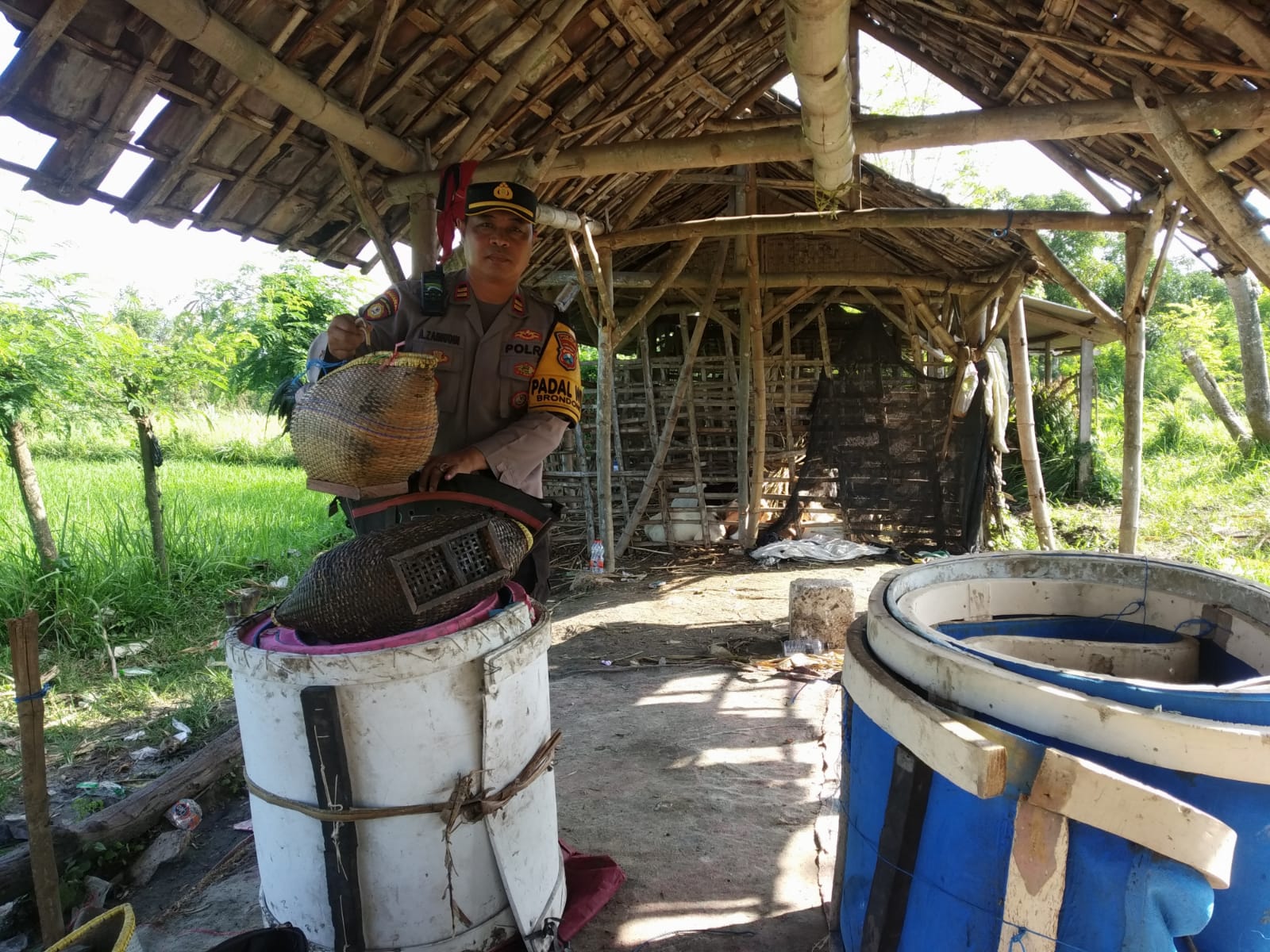 Petugas Kepolisian Amankan Barang bukti aktivitas judi sabung ayam di lahan persawahan Desa Sumberagung Brondong, Kamis (29/1).
