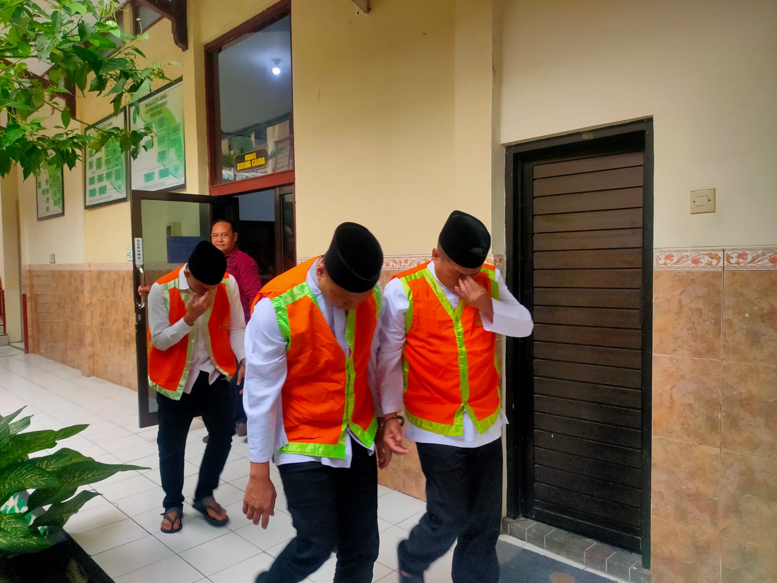 Empat terdakwa pencurian dengan modus ganjal ATM di Lamongan divonis lebih ringan dari tuntutan JPU.
