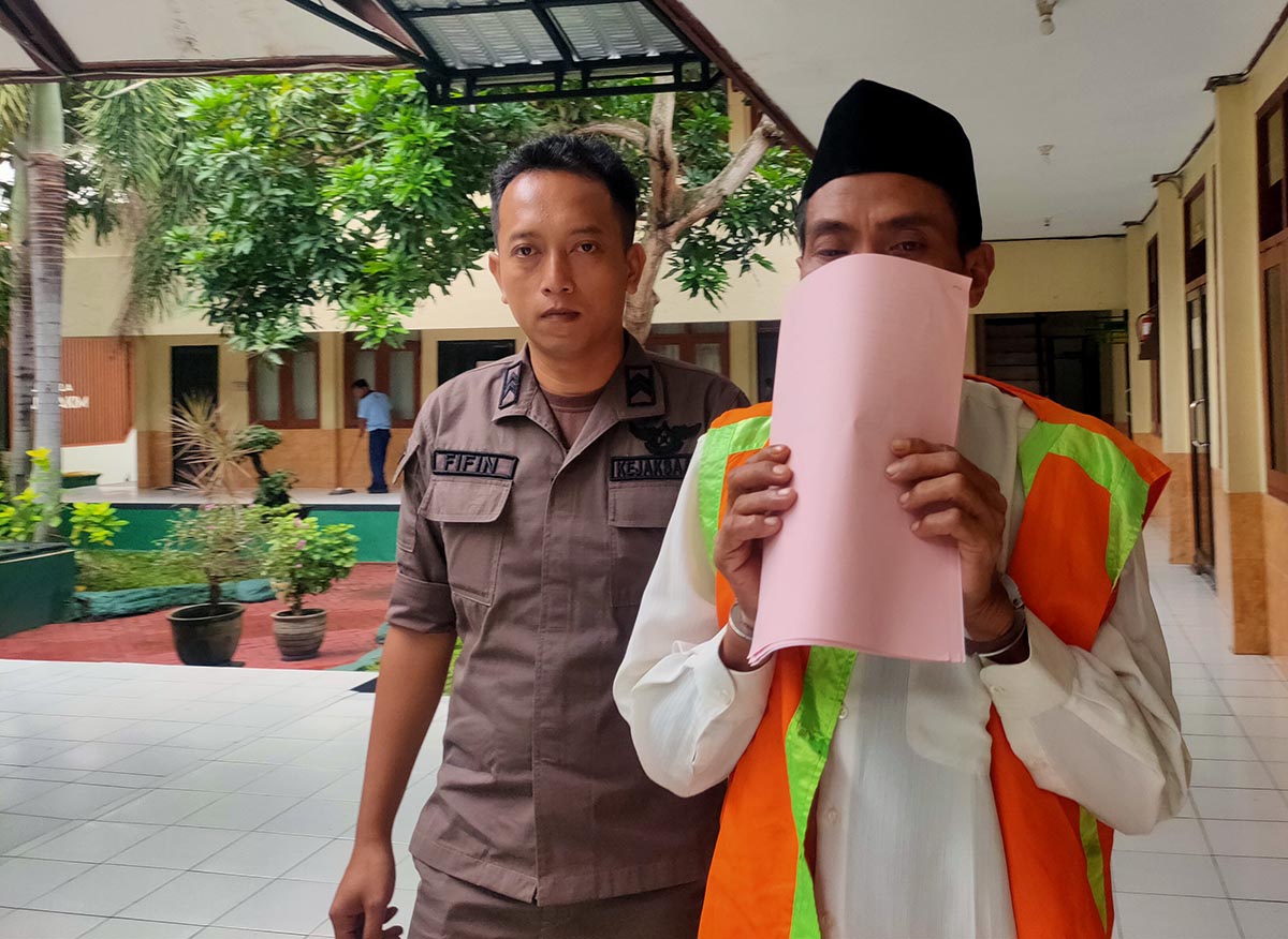 JALANI SIDANG TUNTUTAN: Ponijan di Pengadilan Negeri Lamongan. Dia dituntut 2,5 tahun karena menganiaya ibu kandung.  (IST/RDR.LMG)