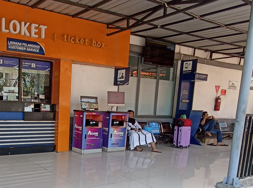SUDAH BISA CARI TIKET LEBARAN: Stasiun KA Lamongan. Tiket lebaran sudah bisa dipesan secara online sejak beberapa hari lalu. (GAMAL A/RDR.LMG)