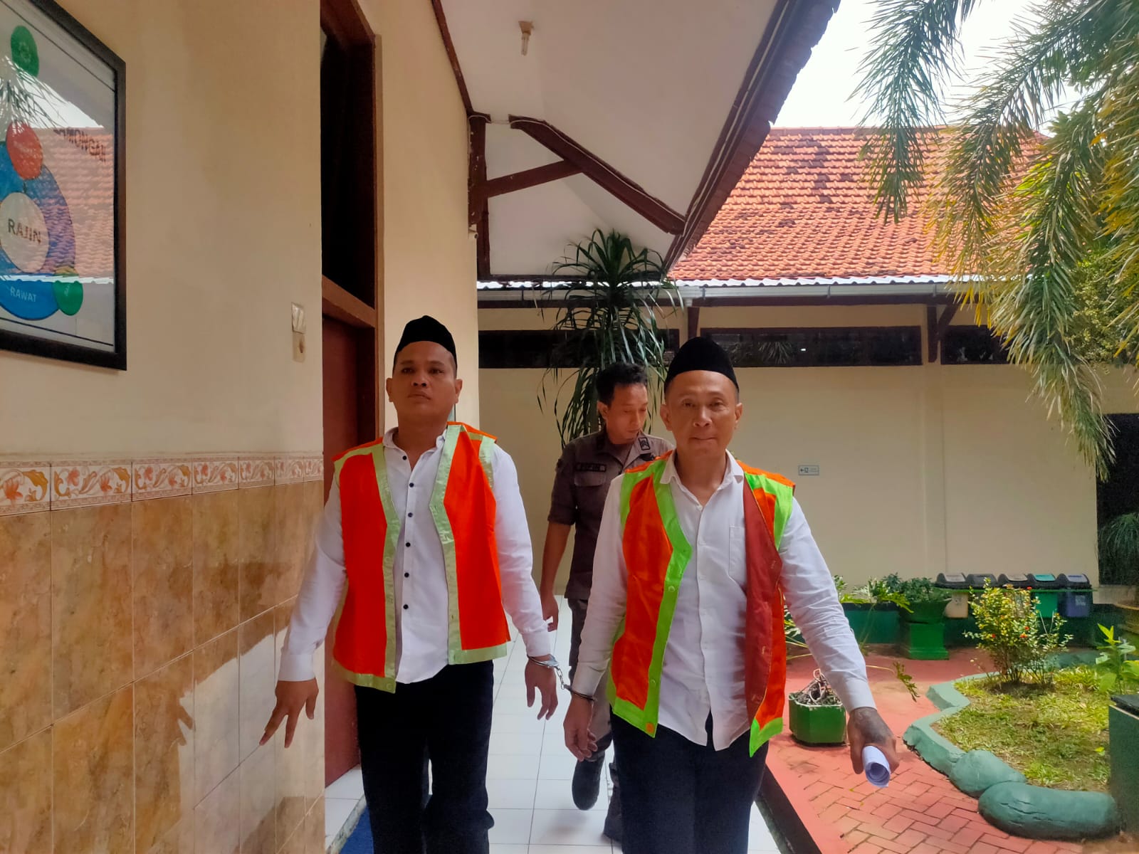 Dua dari empat terdakwa perampokan bersenjata di toko modern di pinggir jalan nasional Lamongan-Babat tahun lalu menjalani sidang di PN Lamongan.