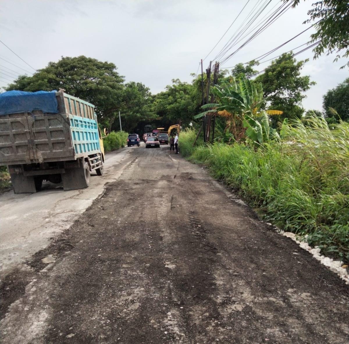PERBAIKAN: Jalan di wilayah Bengawan Jero yang mengalami kerusakan setelah kebanjiran. (GAMAL A/RDR.LMG)