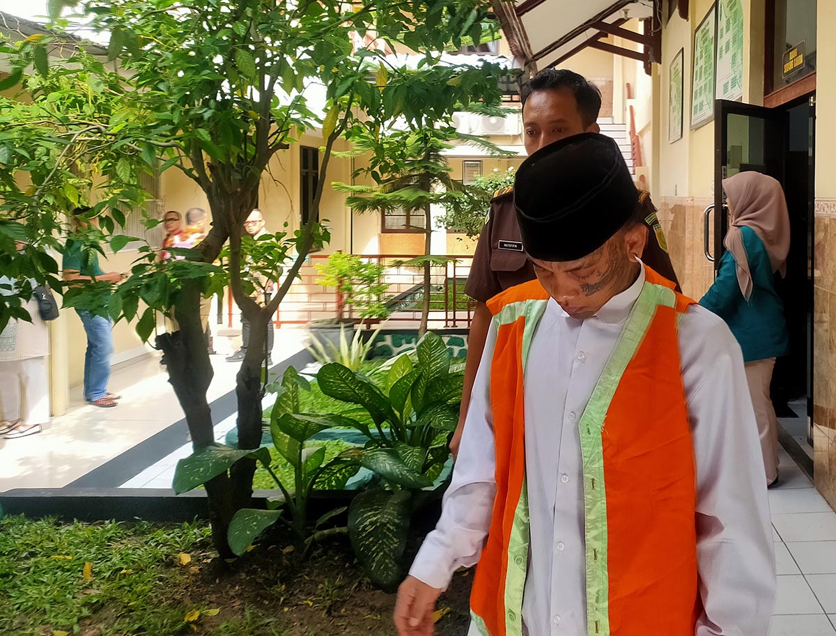 MINTA KERINGANAN: Agus Setyawan Prayoga di Pengadilan Negeri Lamongan. Dia menjalani sidang kasus peredaran pil dobel L.  (IST/RDR.LMG)