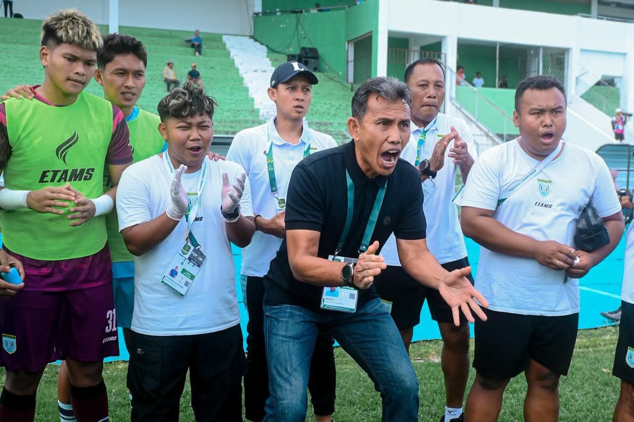 Pelatih Persela, Bima Sakti, memberi instruksi kepada pemain dalam laga melawan Persipal di Satdion Gawelise Palu, Sabtu (31/1) sore