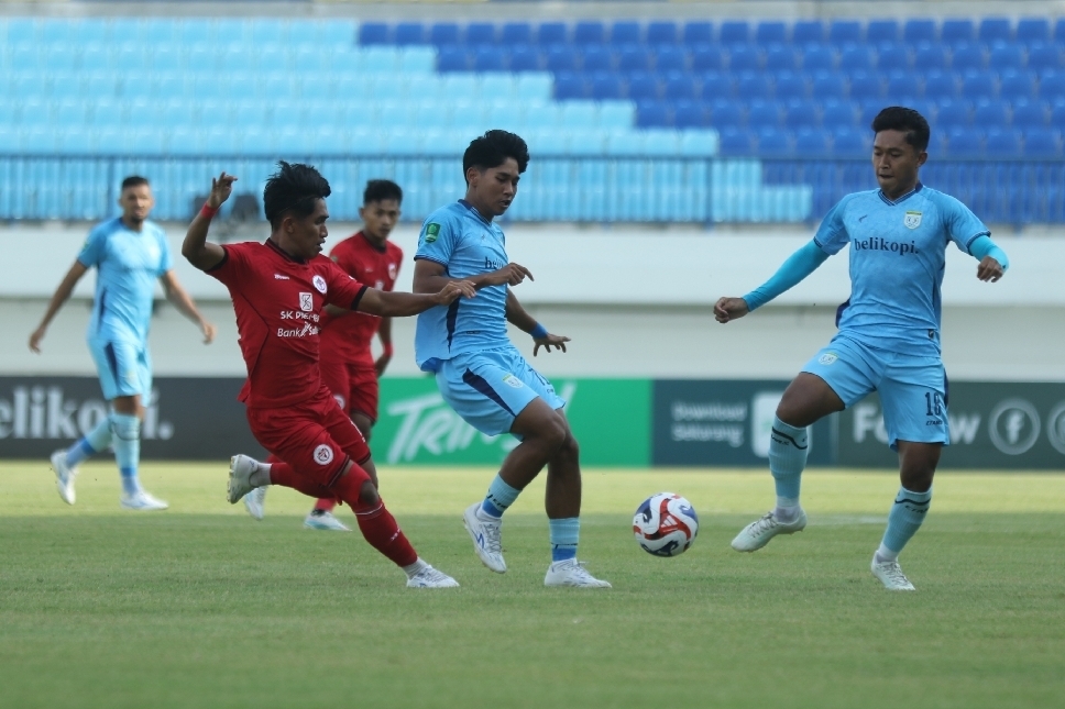 Pertemuan pertama kedua tim musim ini di Stadion Surajaya, Persela berhasil mengalahkan Peripal Palu