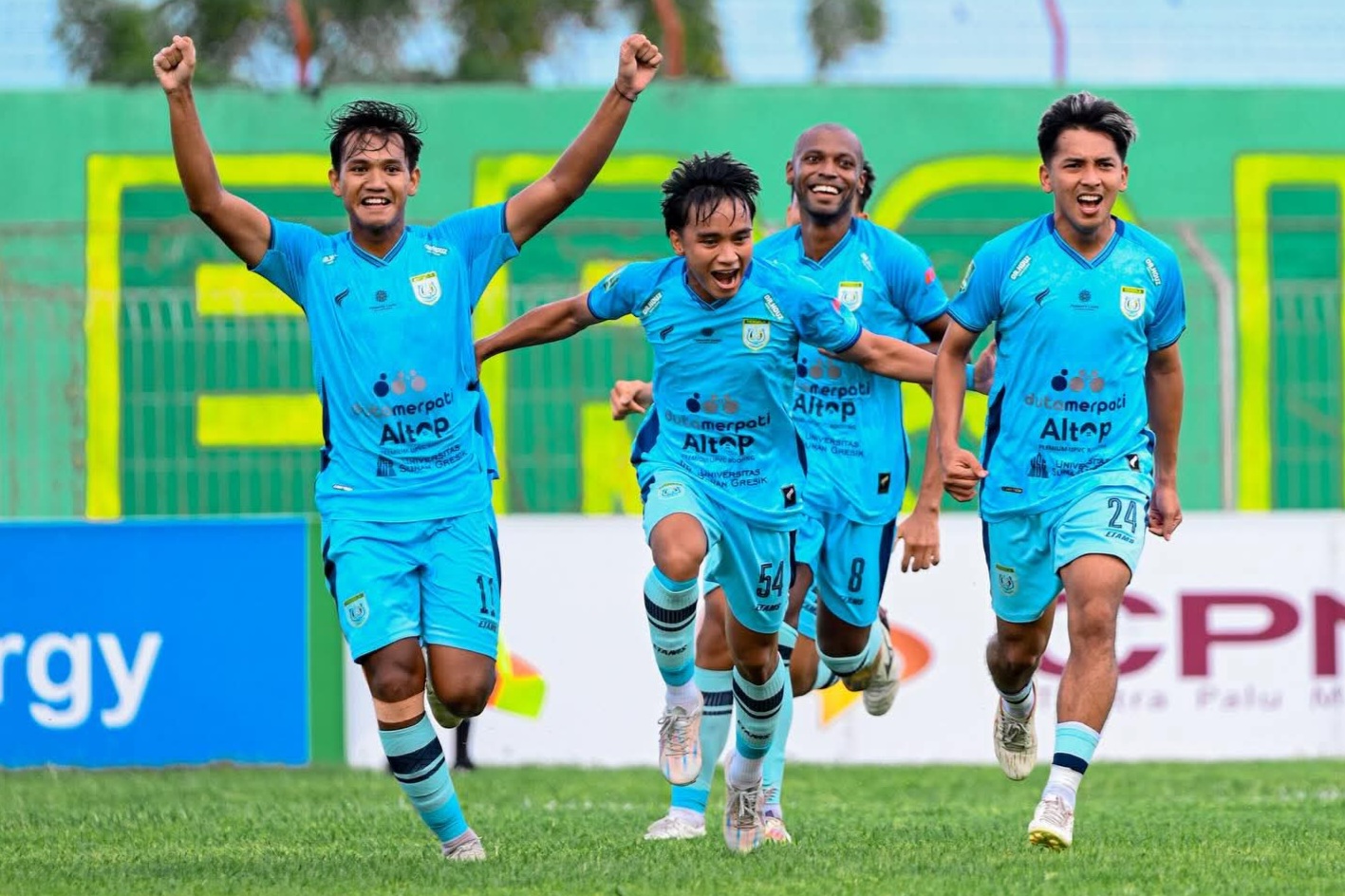 Titan Agung (kiri) menjadi bintang kemenangan Persela atas Persipal Palu, di Stadion Gawalise, Kota Palu, Sabtu (31/1) sore.