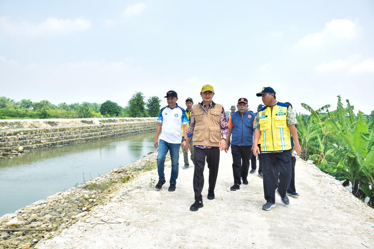 CEK KE LAPANGAN: Bupati Lamongan, Yuhronur Efendi, bersama Kepala BBWS Gatut Bayuaji, meninjau penguatan tanggul yang merupakan bagian dari aliran Bengawan Jero. (HUMAS KOMINFO/RDR.LMG).