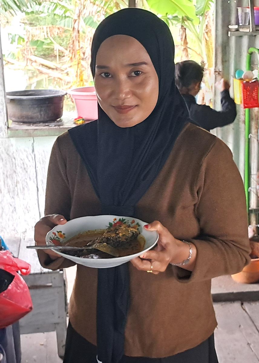 SEHARI HABIS BELASAN KILOGRAM: Mastukha di warungnya yang berjualan lodeh kothok dengan rasa pedas. (GAMAL A/RDR.LMG)