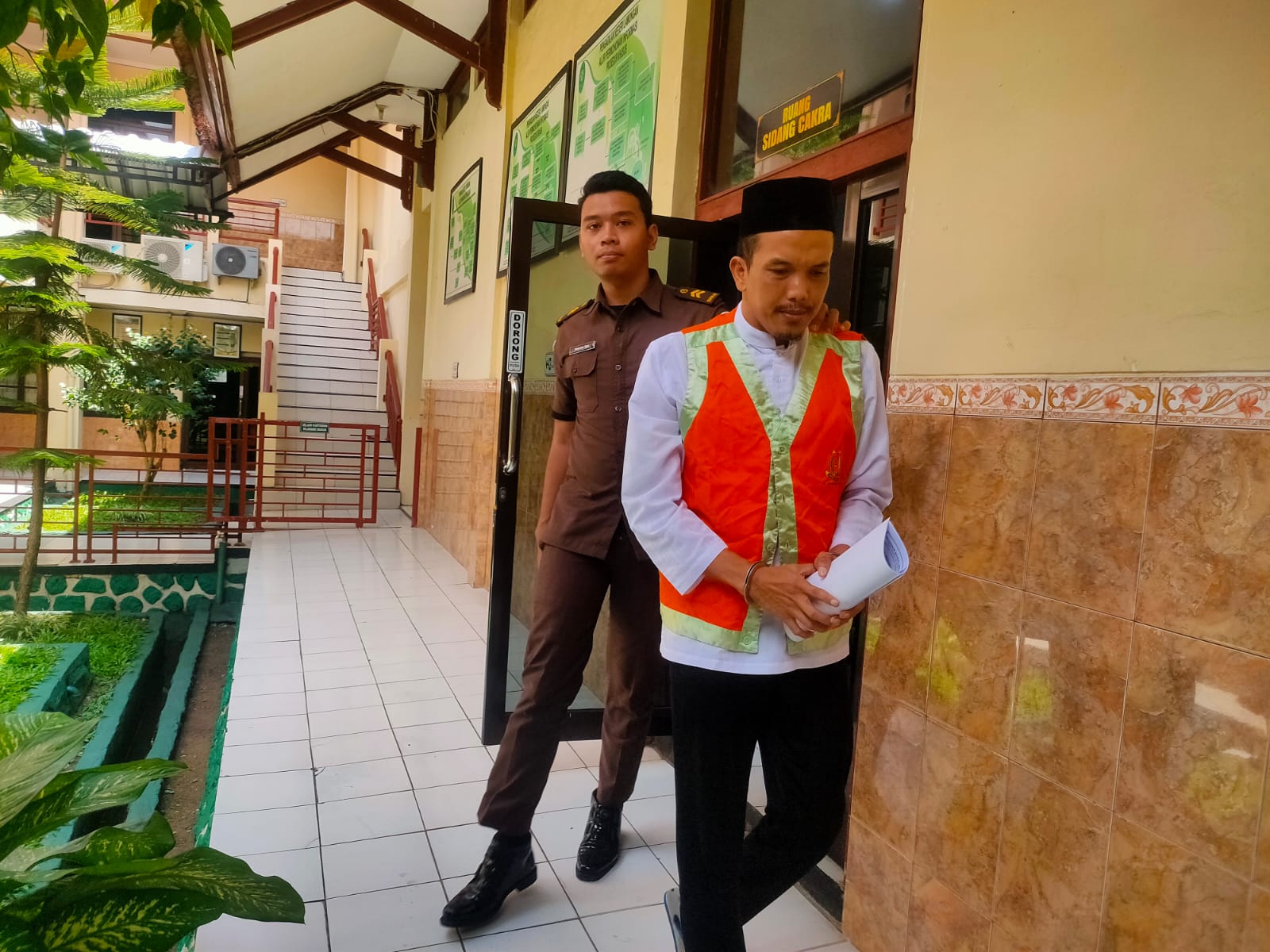 MEMOHON KERINGANAN: Terdakwa pencurian motor, Muhammad Irsyadul Ibat menjalani sidang pembacaan tuntutan di PN Lamongan.