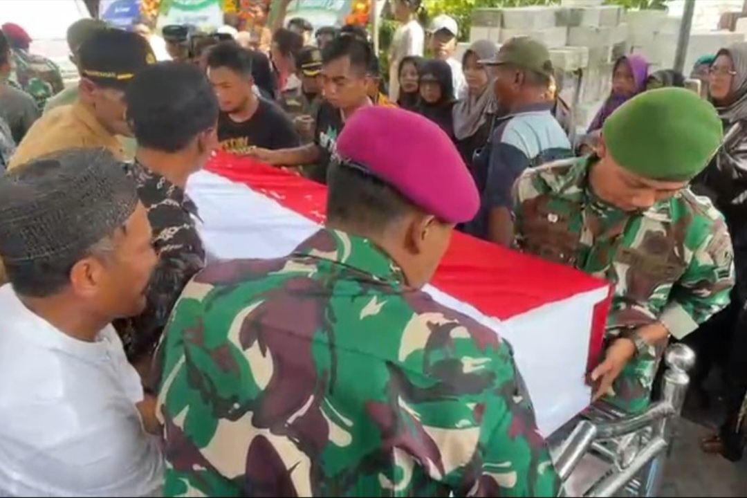 Jenazah Praka Mar (Anm) Dicky Yogha Priambada, prajurit TNI AL yang gugur akibat tanah longsor di Cisarua, Bandung Barat, tiba di rumah duka Desa/Kecamatan Sugio, Selasa (3/2) siang.
