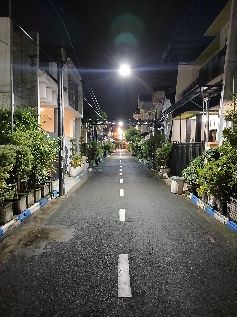 MASIH DIANGGARKAN: Salah satu jalan lingkungan di Kecamatan Lamongan. Tahun ini ada 273 jalan lingkungan yang diperbaiki. (ANJAR DWI PRADIPTA/RDR.LMG)
