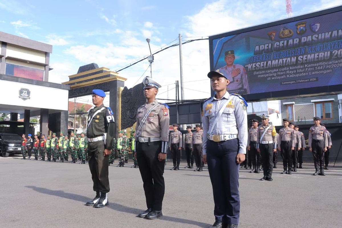 SIAP JALANKAN TUGAS: Apel gelar pasukan Operasi Semeru 2026 di lapangan Mapolres Lamongan Senin pagi (2/2). (IST/RDR.LMG)