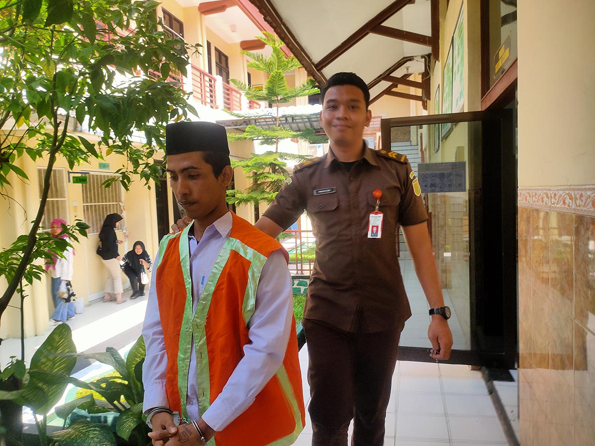 DITUNTUT ENAM TAHUN PENJARA: Nur Komari menjalani sidang di Pengadilan Negeri Lamongan karena kasus peredaran sabu &ndash; sabu. (IST/RDR.LMG)