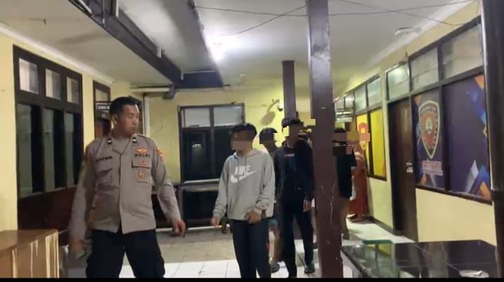 Belasan siswa diamankan petugas kepolisian, karena diduga terlibat tawuran di wilayah Kecamatan Karanggeneng
