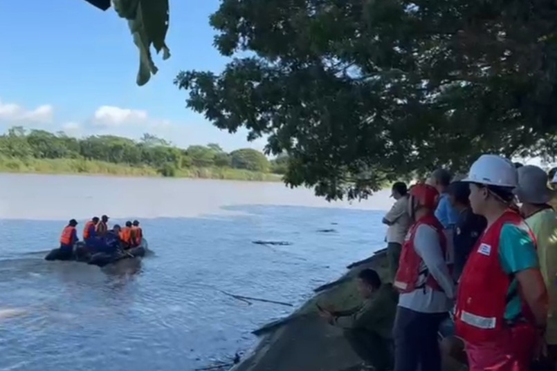 Petugas gabungan melakukan pencarian bocah berusia 13 tahun yang tenggelam di sungai Bemgawan Solo, Desa Kendal, Kecamatan Sekaran, Rabu (4/2).