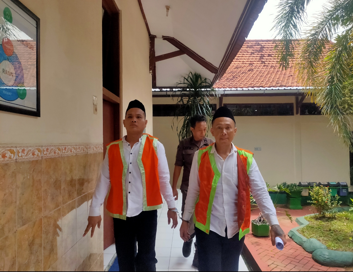 Terdakwa perampokan toko modern di sejumlah TKP saat menjalani sidang di PN Lamongan.