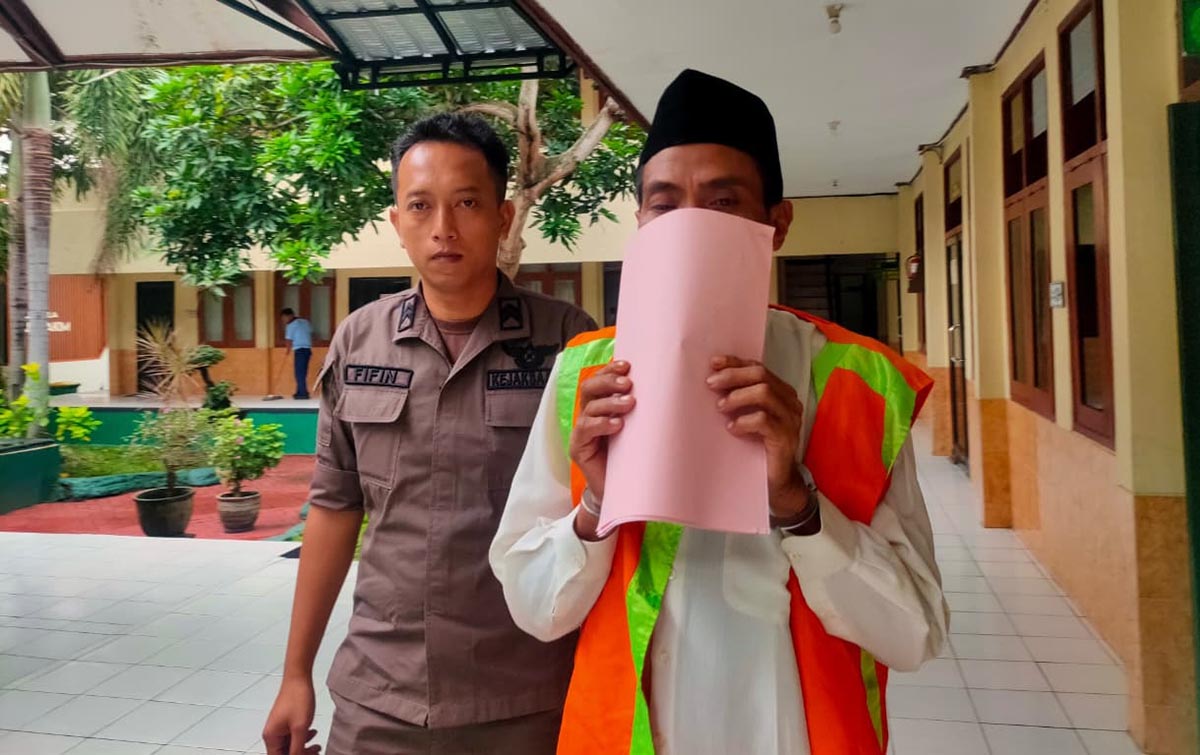 DIVONIS 2,5 TAHUN: Ponijan yang divonis 2,5 tahun karena tega menganiaya ibu kandungnya. (IST/RDR.LMG)
